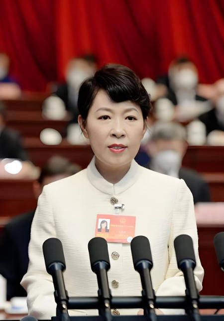 艾里斯vs阿波罗利马素尔
_“换装主席”王莉霞的堕落:从光鲜人设到腐败深渊