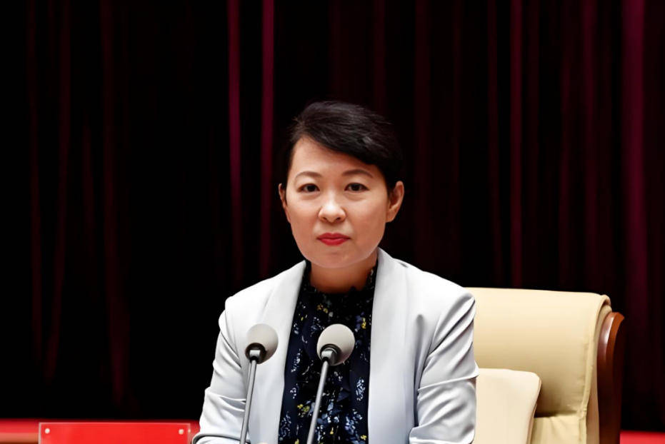 艾里斯vs阿波罗利马素尔
_“换装主席”王莉霞的堕落:从光鲜人设到腐败深渊