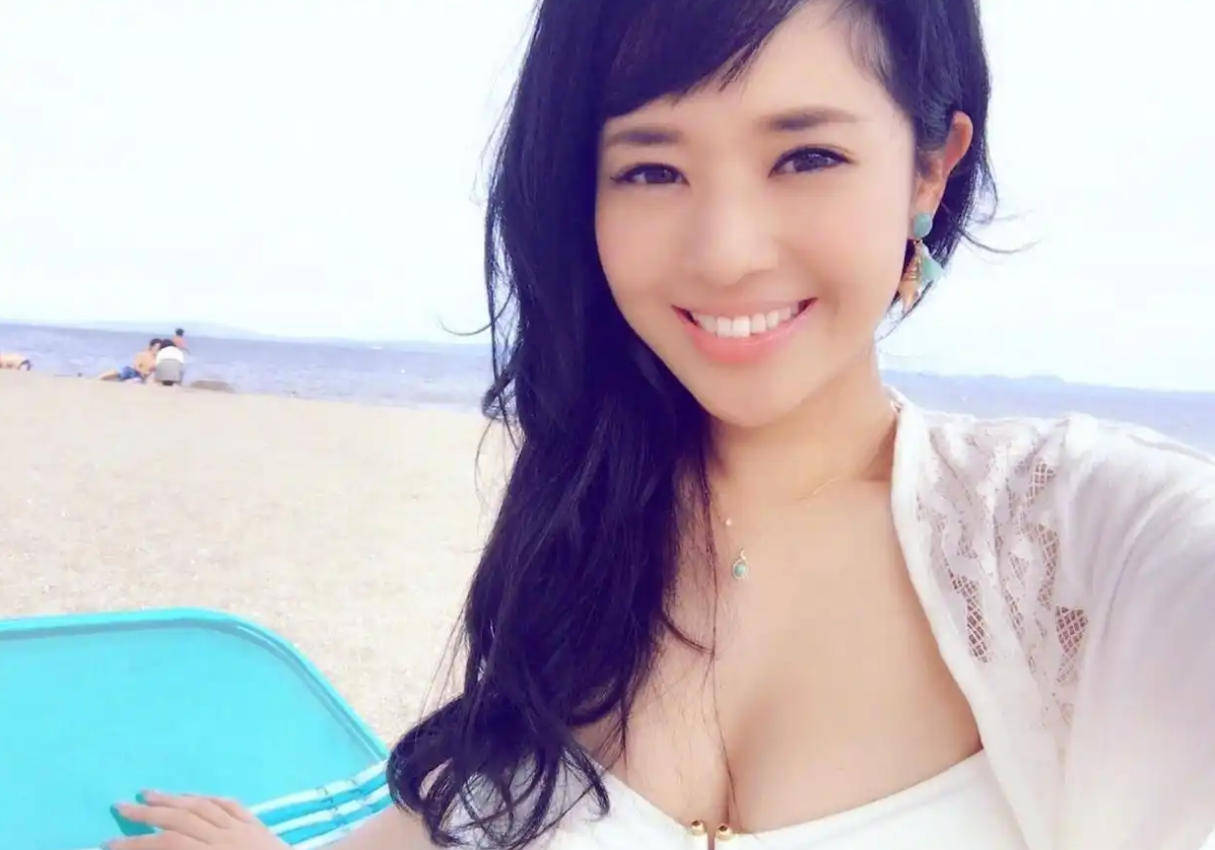 深圳新鹏城vs梅州客家_44岁苍井空惊艳亮相香港娱乐场所开幕式深圳新鹏城vs梅州客家，超深V礼服尽显魅力