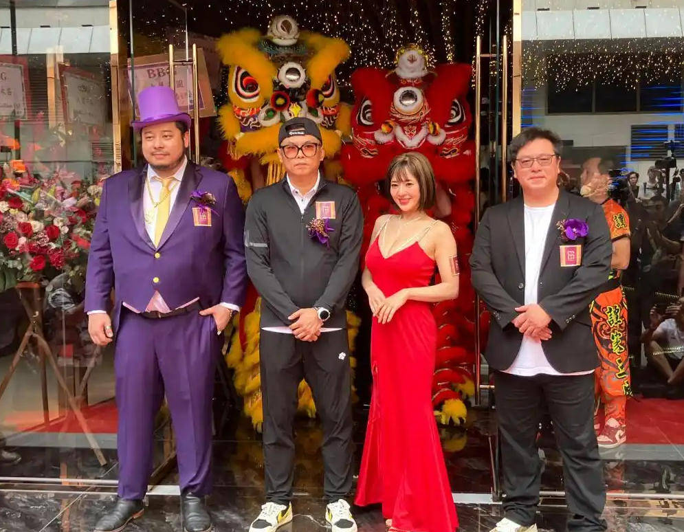 深圳新鹏城vs梅州客家_44岁苍井空惊艳亮相香港娱乐场所开幕式深圳新鹏城vs梅州客家，超深V礼服尽显魅力