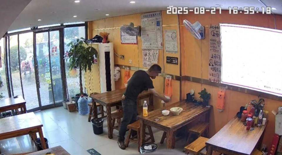 皇冠信用网代理注册_用餐男子5分钟抽40张纸巾擦拭皇冠信用网代理注册，老板娘怒发视频称太浪费；律师：发视频要注意法律风险