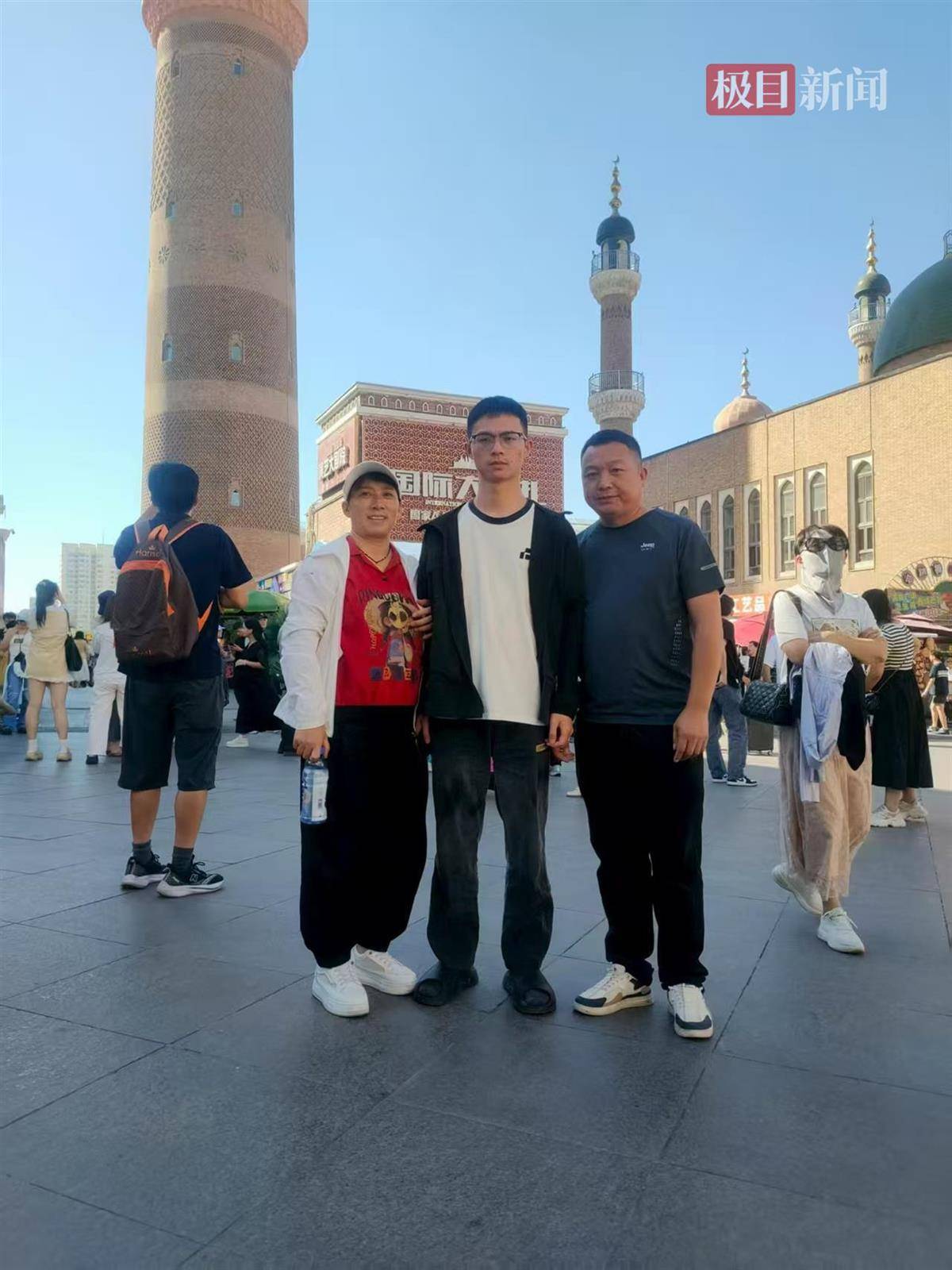 温特图尔Vs苏黎世_安徽夫妇自驾送儿子去新疆石河子上大学：6天穿越3700公里温特图尔Vs苏黎世，沿途打卡景点每天还直播7小时，刚到校就被粉丝认出