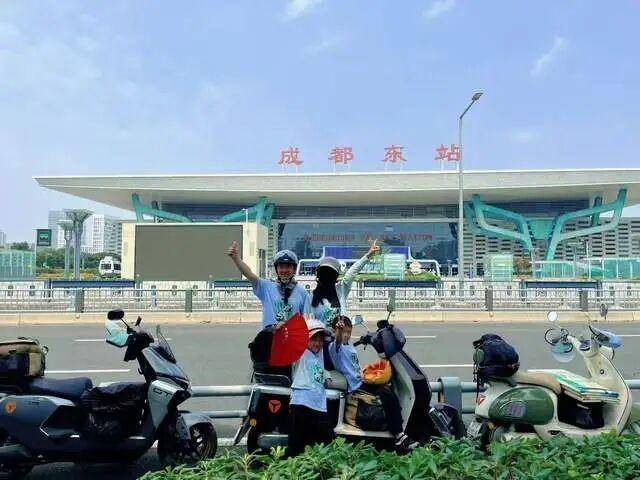 瑟兰vs奥林匹克查内尔_骑电瓶车带两娃跨越2000公里!安徽一家四口17天抵达成都瑟兰vs奥林匹克查内尔,本人回应:用喜爱的方式带孩子看世界
