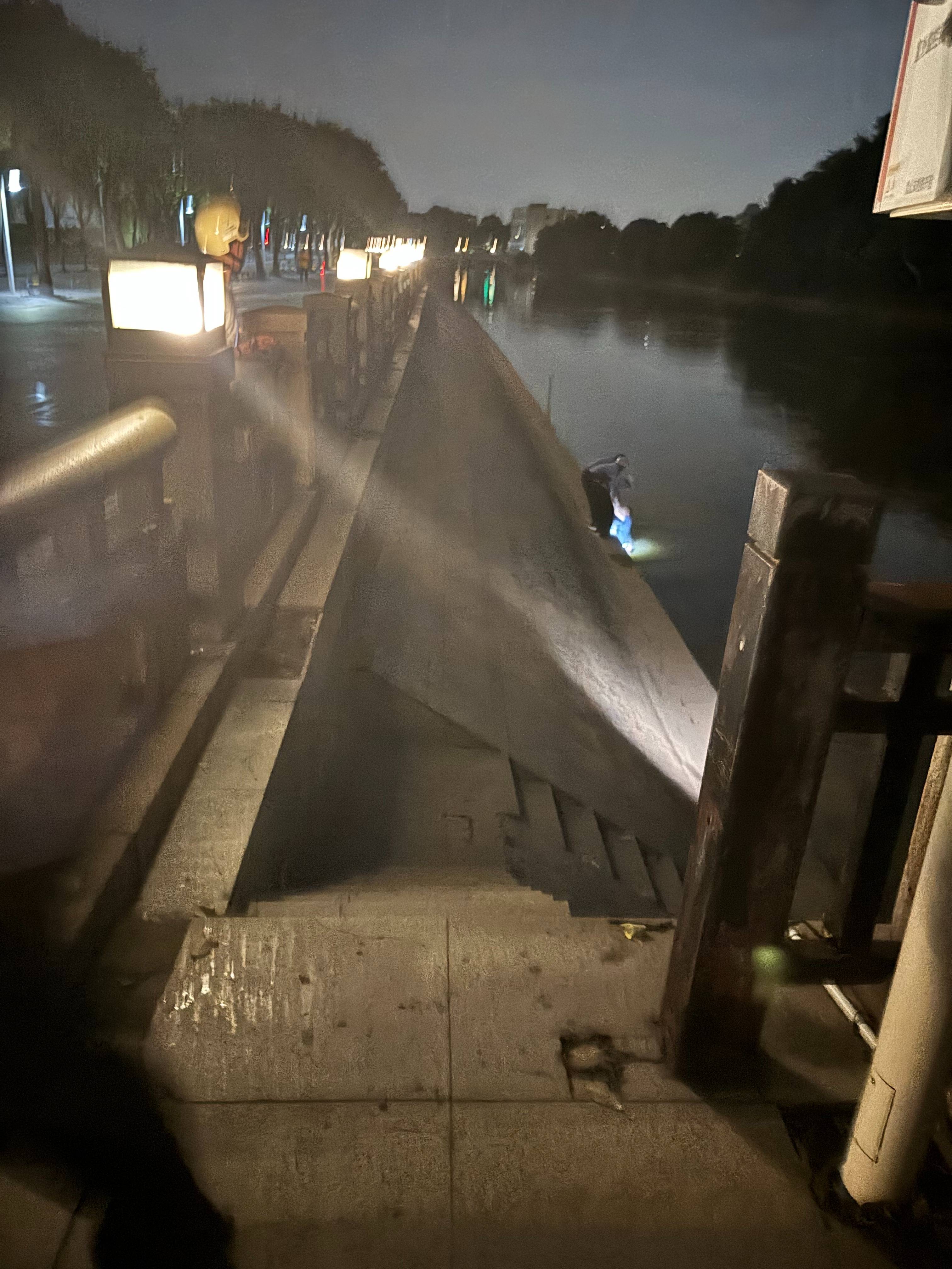 皇冠代理登录地址_“有人吗?”东莞女子中元节深夜遛狗突传呼唤声皇冠代理登录地址,“全程令人不安”,原是夜跑者求救