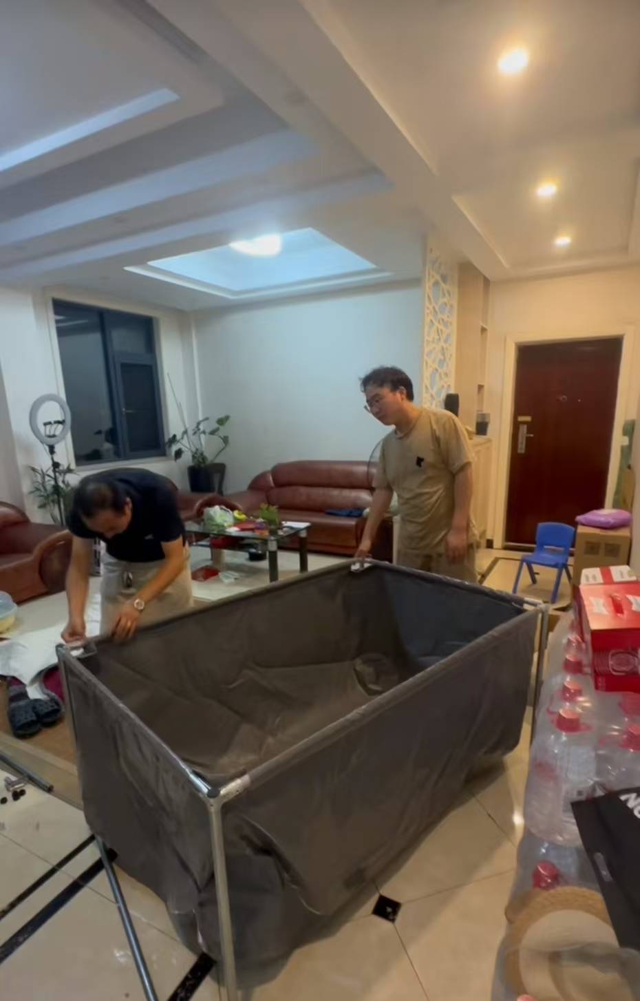 皇冠信用盘开户_“父母的爱不会变！”丈夫深夜下班拼鱼缸公公帮忙皇冠信用盘开户，妻子：父母支持爱好，住一起很和睦