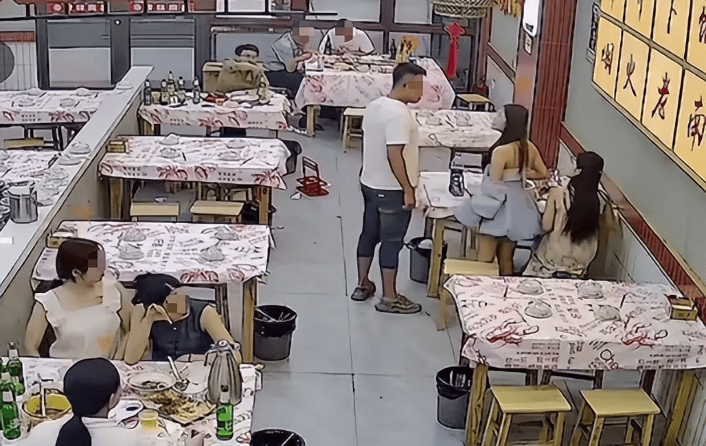 皇冠信用網代理注册_警方通报:闵某某(男皇冠信用網代理注册,34岁)吃夜宵时摸女子头部发生纠纷,行拘!