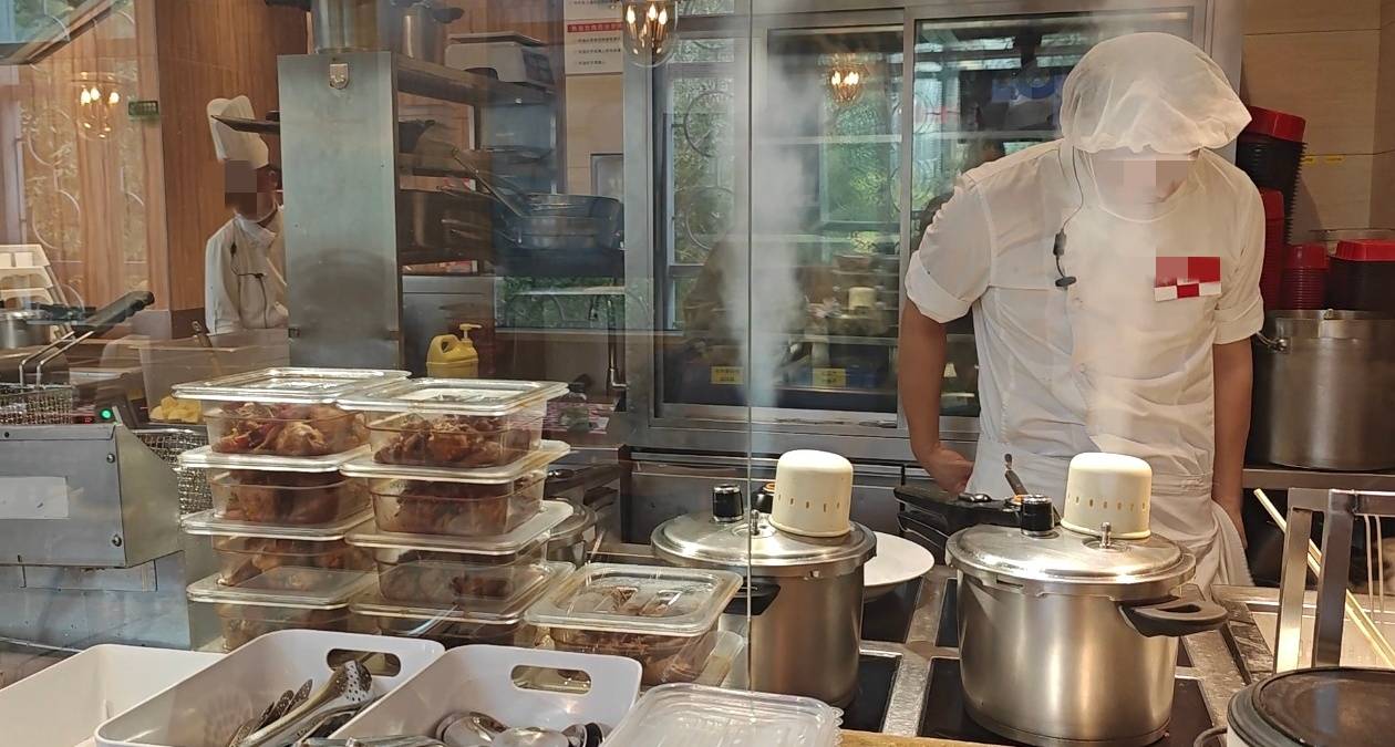 白俄罗斯超级联赛_西贝员工用漏勺疏通厨房下水道引质疑白俄罗斯超级联赛，锅里有个相似漏勺，客服：工具选用和操作不规范