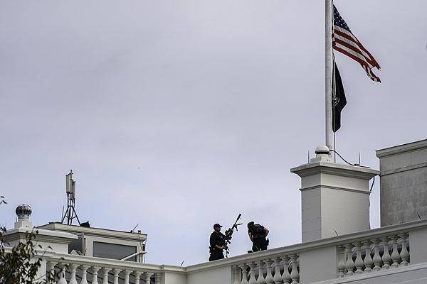 芬兰丙组联赛_锐评|白宫的半旗还没回升芬兰丙组联赛,舆论场已打响了新的“战争”