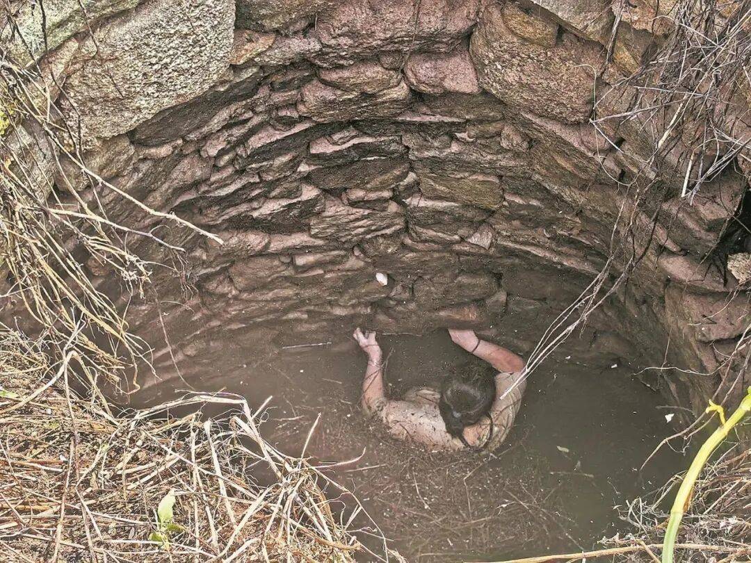 英格兰足球协会联赛_泉州坠井女子“54小时噩梦”:几条蛇爬身上英格兰足球协会联赛,双侧肋骨骨折!绝望时靠一个信念坚持活下来……