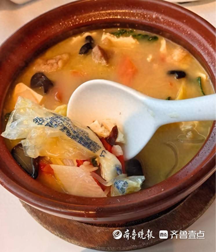 皇冠皇冠足球平台_北京一知名烤鸭店菜里吃出塑料袋皇冠皇冠足球平台，门店：系分料包不慎掉入，非预制菜