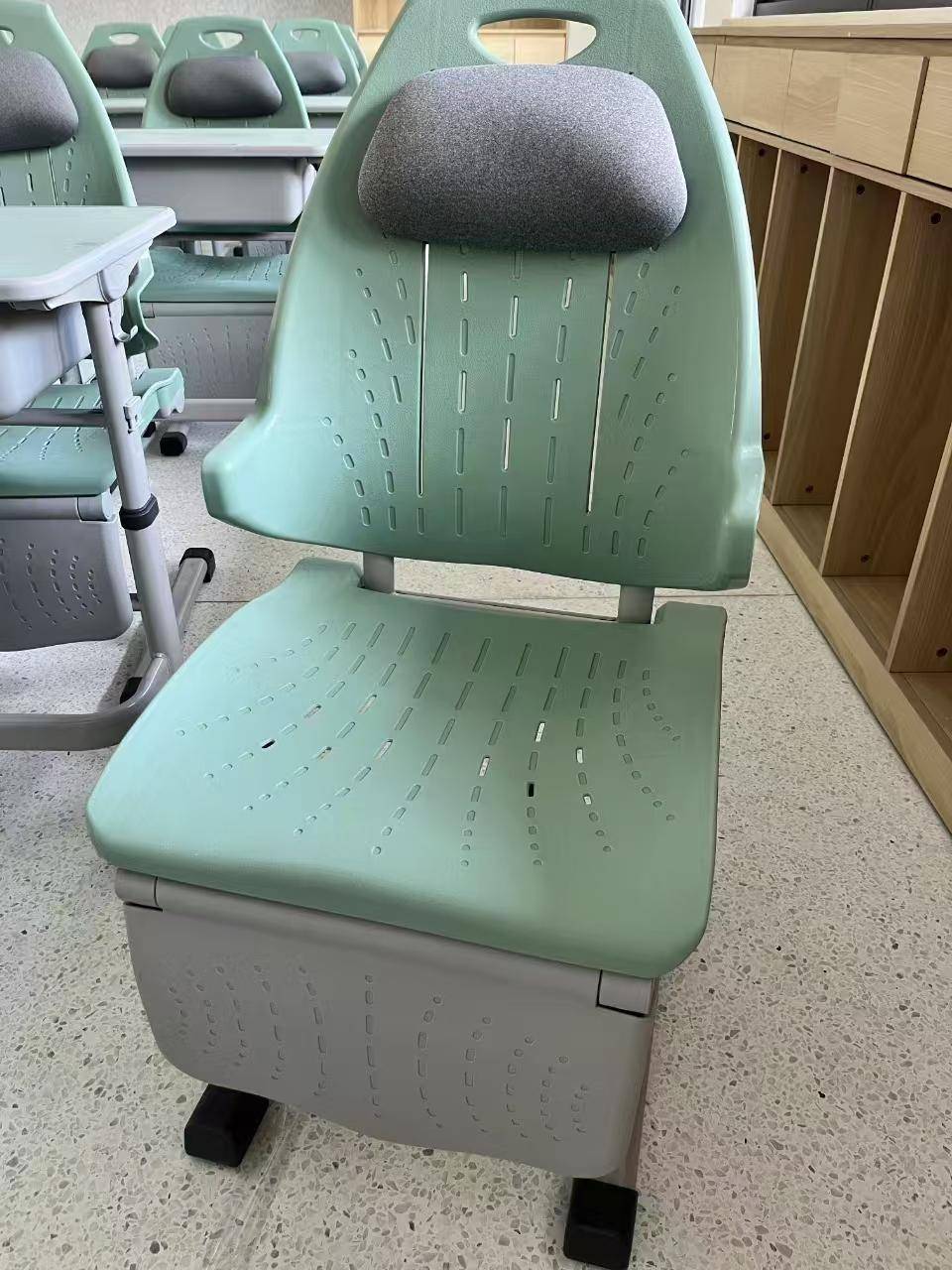 皇冠信用网会员开户_一下蹿高5厘米皇冠信用网会员开户，杭州初二男生开学喊背疼！妈妈意外发现：竟和课桌椅有关