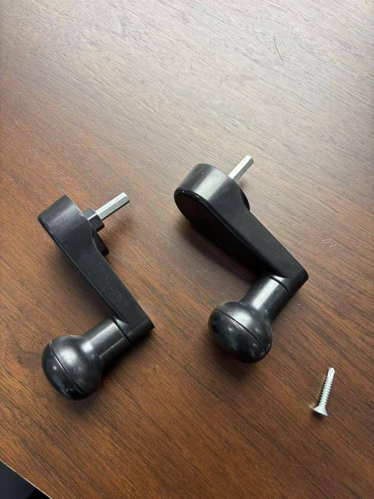 皇冠信用网会员开户_一下蹿高5厘米皇冠信用网会员开户，杭州初二男生开学喊背疼！妈妈意外发现：竟和课桌椅有关