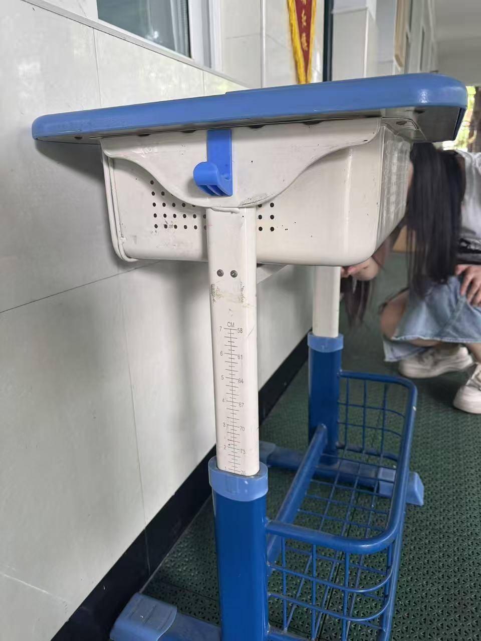 皇冠信用网会员开户_一下蹿高5厘米皇冠信用网会员开户，杭州初二男生开学喊背疼！妈妈意外发现：竟和课桌椅有关