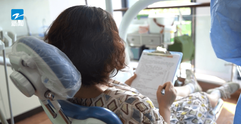 皇冠体育App下载_44岁女子牙齿掉光皇冠体育App下载！只因这个很多人都忽视的“小问题”……