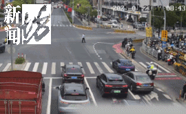 皇冠信用网代理登3_事发上海晚高峰！汹涌车流中皇冠信用网代理登3，一男子绝望跳车，直奔民警而去……