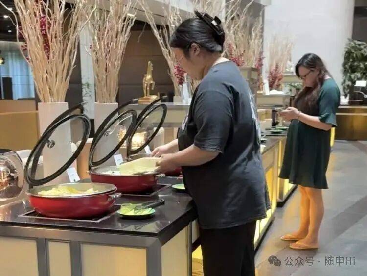 皇冠信用网怎么弄_上海五星级酒店皇冠信用网怎么弄，突然大排长龙！25元装满满一盒，菜品可自选，市民直呼划算