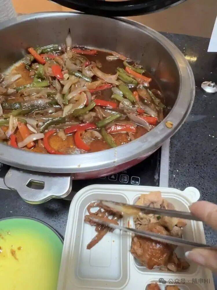 皇冠信用网怎么弄_上海五星级酒店皇冠信用网怎么弄，突然大排长龙！25元装满满一盒，菜品可自选，市民直呼划算