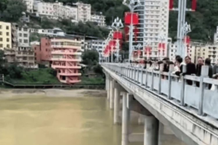 皇冠信用网出租_陕西旬阳男子婚礼当天跳河皇冠信用网出租,正搜救!当地称系因琐事情绪失控