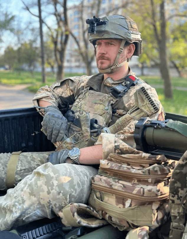 皇冠信用网站_乌军一英国雇佣兵返乡后开枪自杀：年仅40岁皇冠信用网站，曾在前线失去左腿