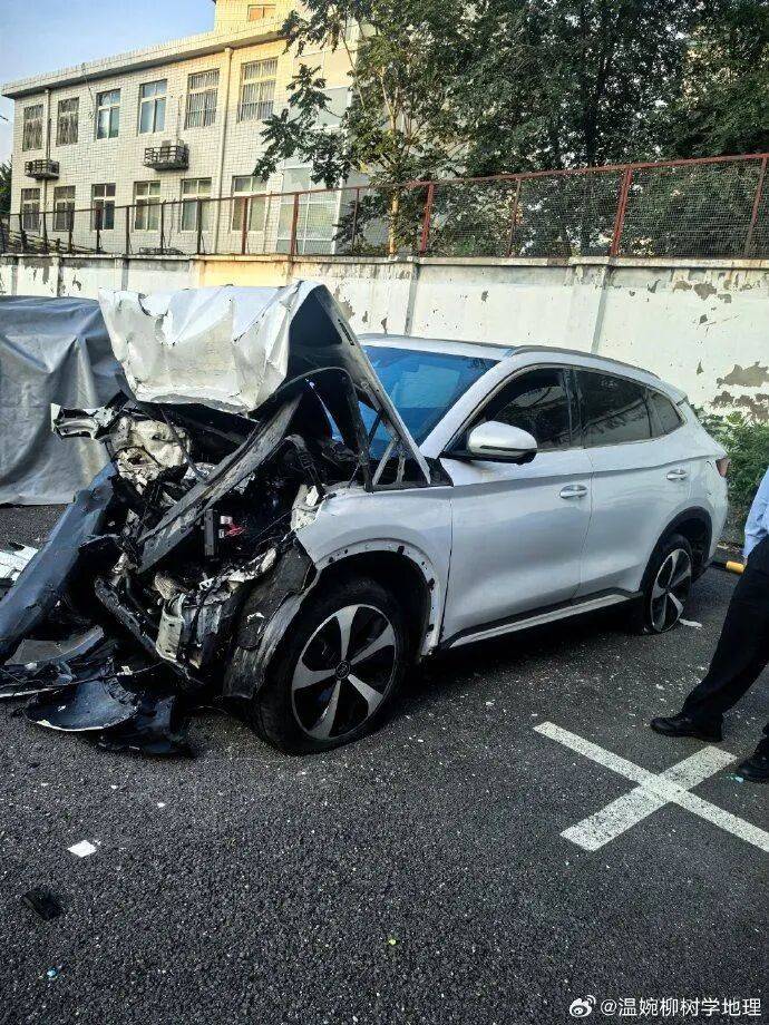 皇冠信用网站_比亚迪车主多处骨折皇冠信用网站，其妻发声：往后日子不知怎么过！陈震车祸后再度致歉