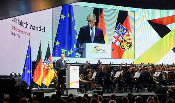 皇冠信用网结算日_德国总理承认：西方“民主”以前被世界仰望、效仿皇冠信用网结算日，现在正失去吸引力