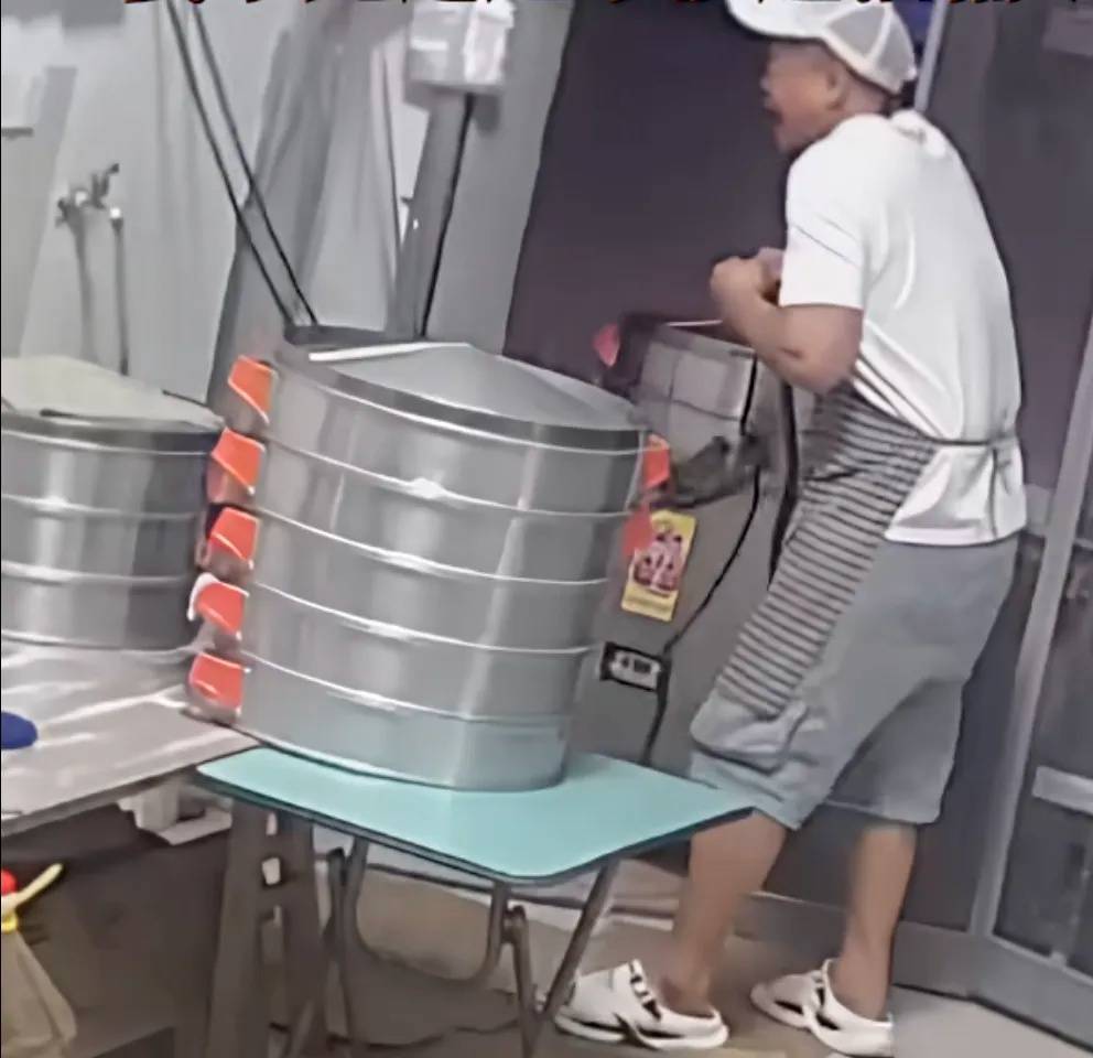 皇冠信用网出租足球_妻子抄起20斤油桶砸老公皇冠信用网出租足球，“晚10秒，后果不堪设想……”