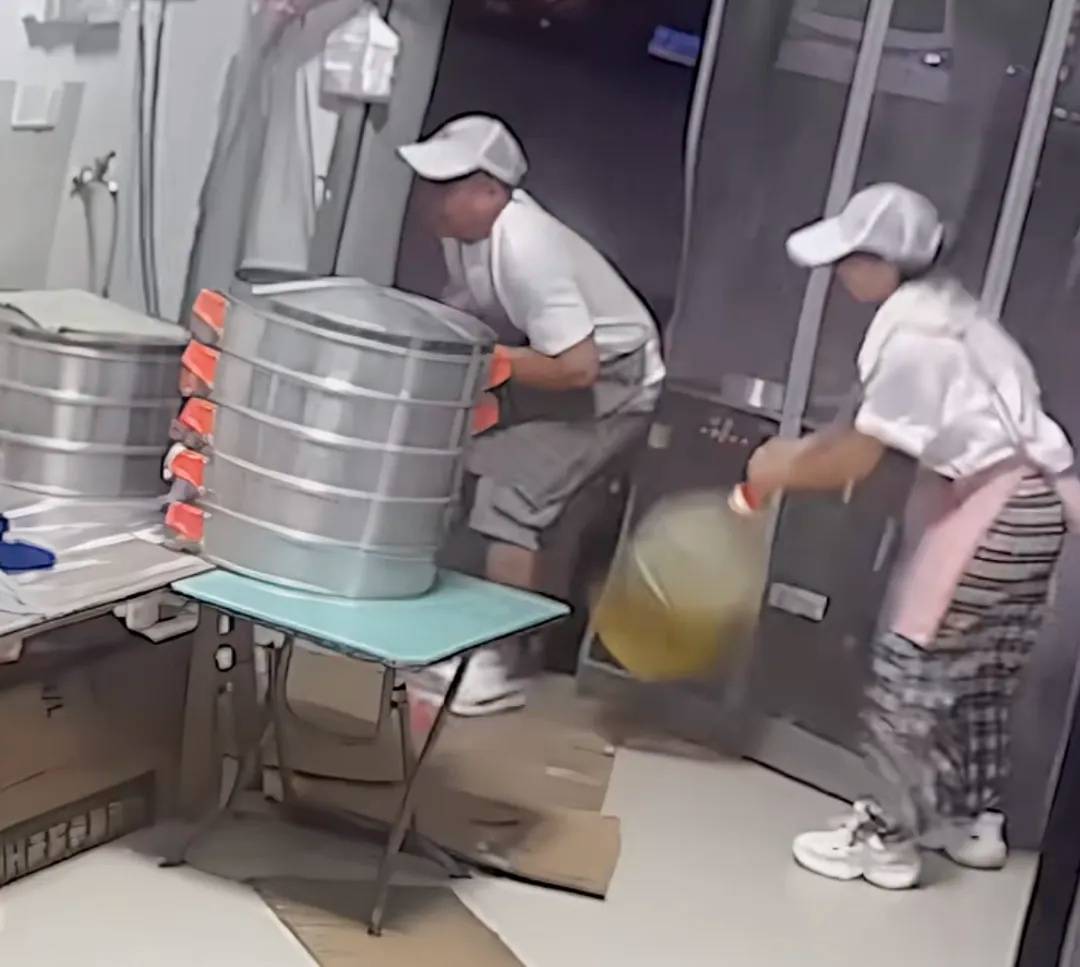 皇冠信用网出租足球_妻子抄起20斤油桶砸老公皇冠信用网出租足球，“晚10秒，后果不堪设想……”