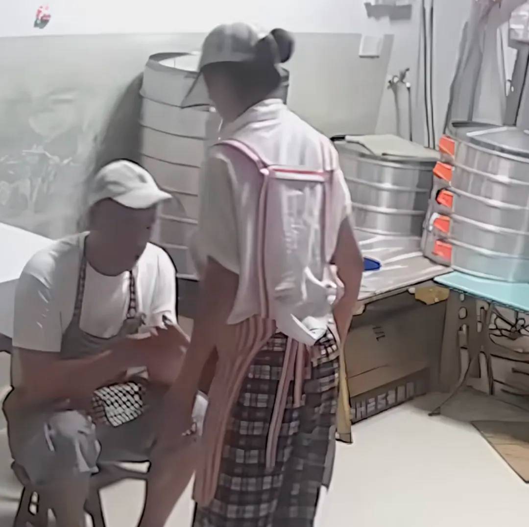 皇冠信用网出租足球_妻子抄起20斤油桶砸老公皇冠信用网出租足球，“晚10秒，后果不堪设想……”