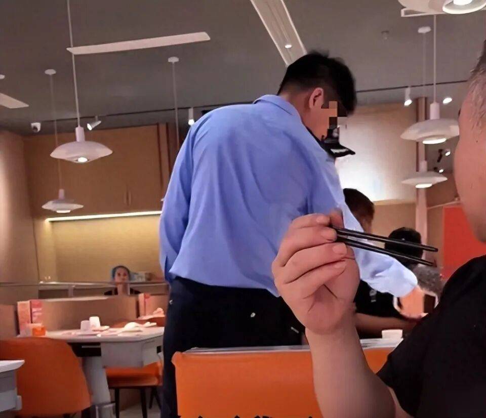 皇冠信用網会员开户_小伙和女友餐厅吃饭皇冠信用網会员开户，被民警赶来戴铐带走；警方回应：其女友与一离家女孩“撞脸”，错抓已道歉