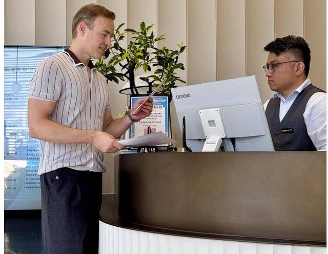 皇冠信用网出租足球_俄罗斯游客在上海一人狂买6台华为