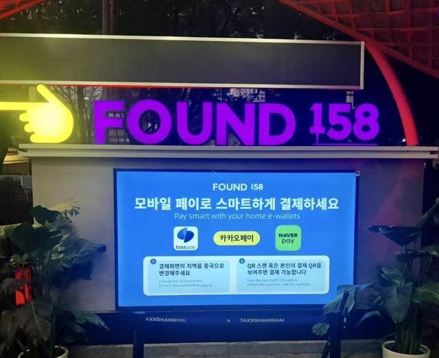 皇冠信用网出租足球_俄罗斯游客在上海一人狂买6台华为