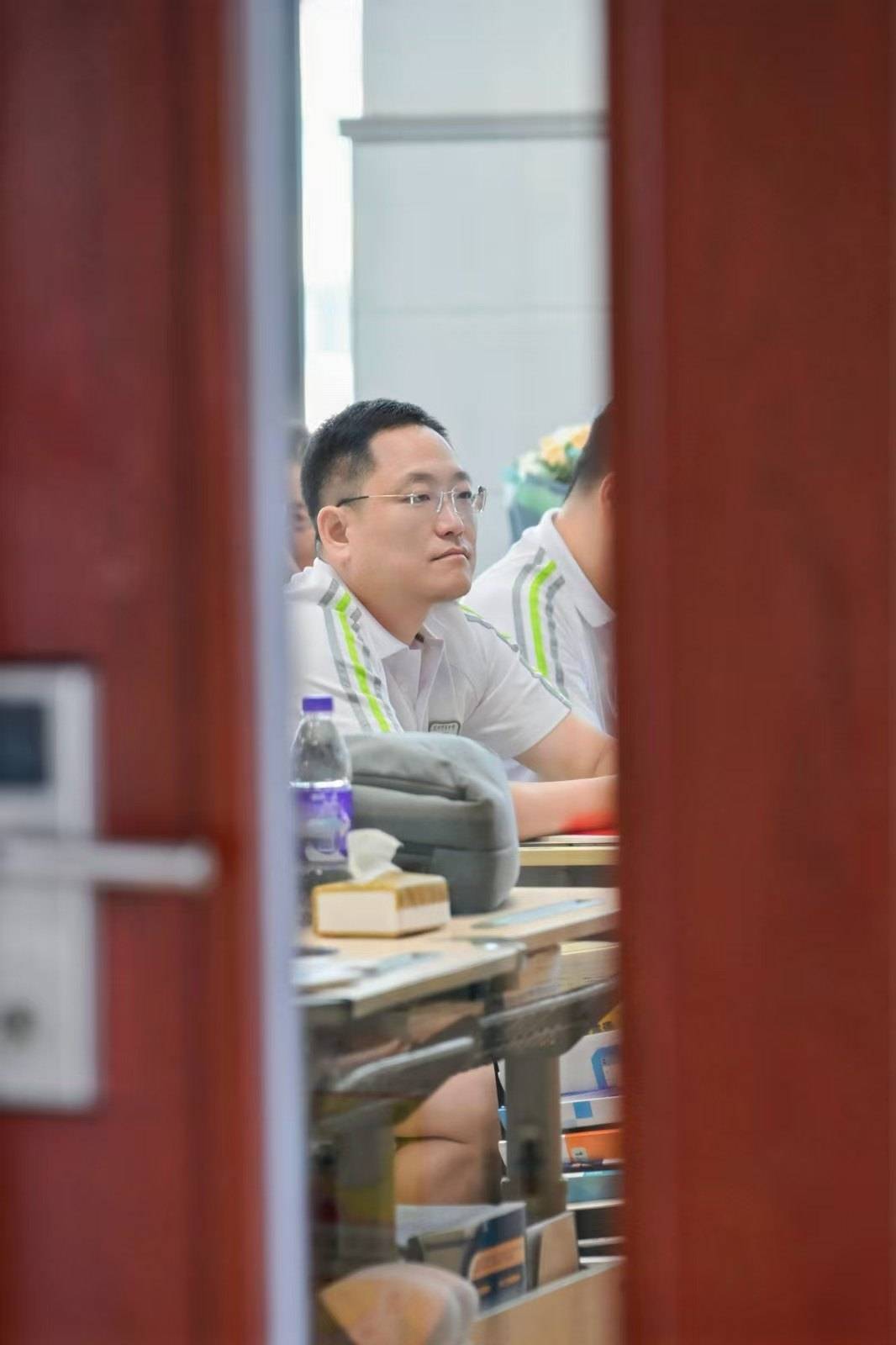 皇冠2登录welcome_那个让老师骄傲的“调皮”班级！30年同学聚会皇冠2登录welcome，还伴有一封来自贵州的感谢信