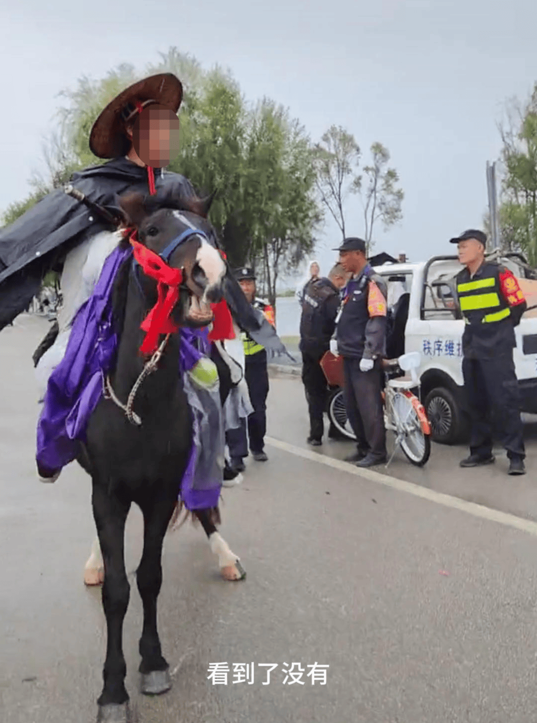 皇冠信用网开户_男子骑马在大理洱海廊道与保安起冲突 当地政府：廊道禁止机动车和马匹入内