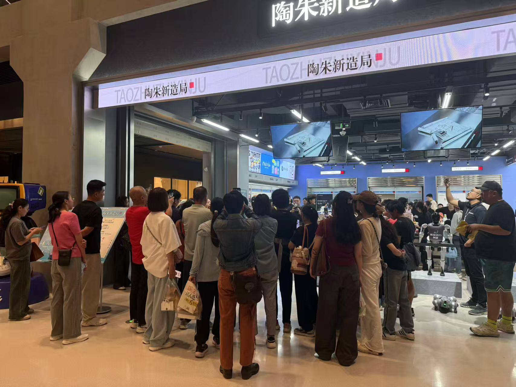 皇冠信用登2代理_实探假期机器人科技体验店：既赚“人气儿”也卖“钱”