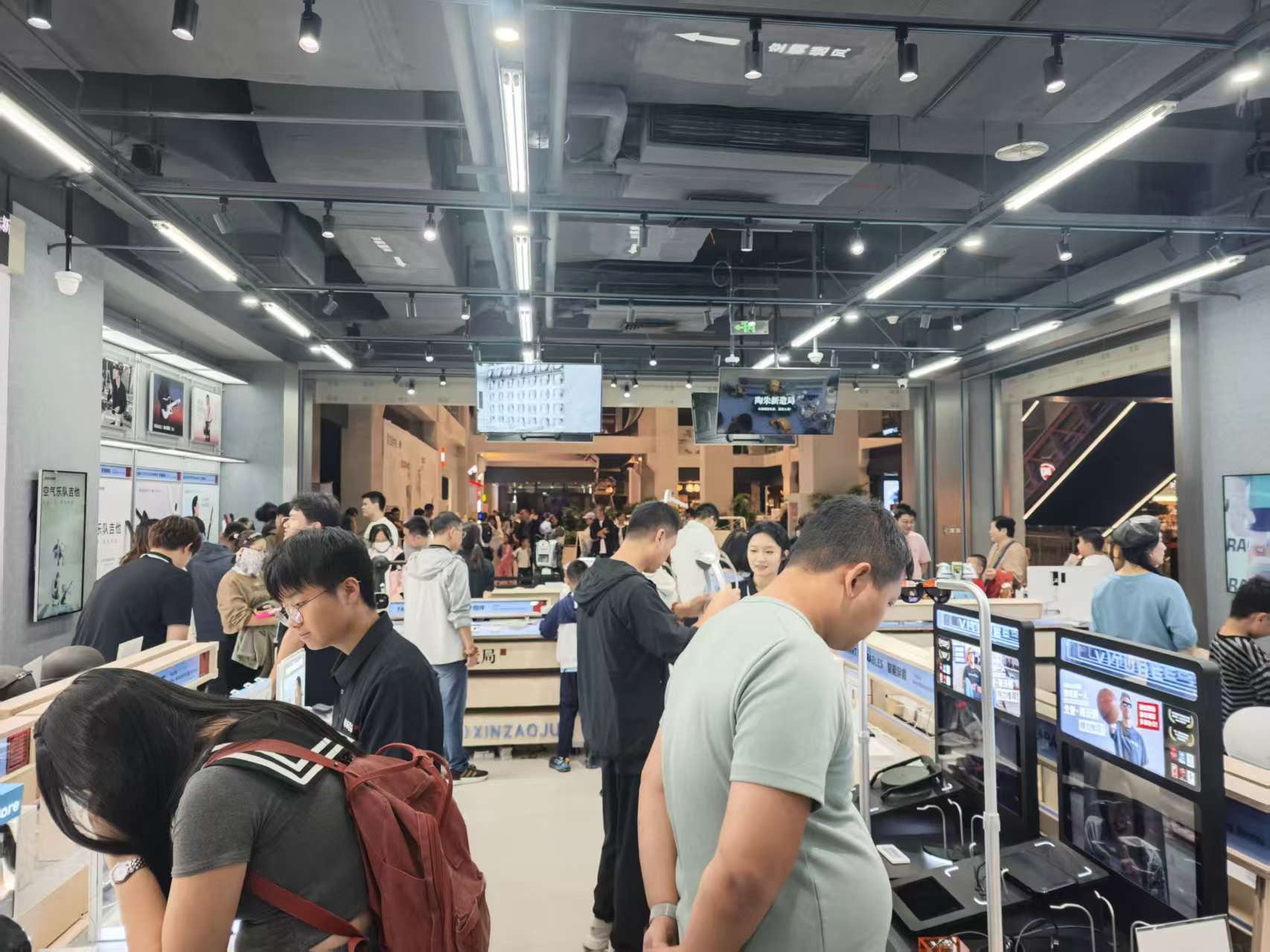 皇冠信用登2代理_实探假期机器人科技体验店：既赚“人气儿”也卖“钱”