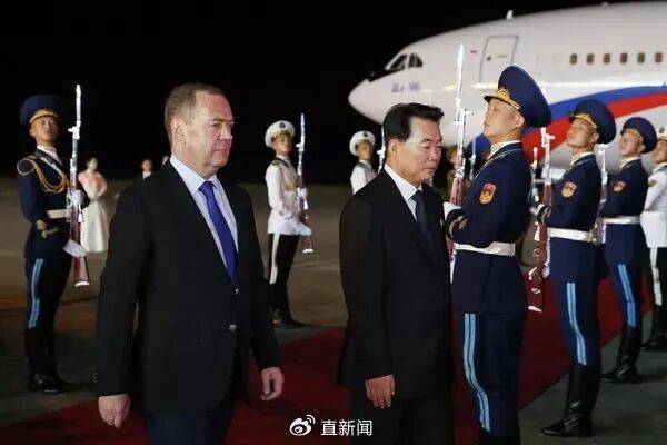 皇冠信用网账号申请_梅德韦杰夫抵朝鲜时发帖：朋友依然相伴皇冠信用网账号申请，敌人则瑟缩颤抖