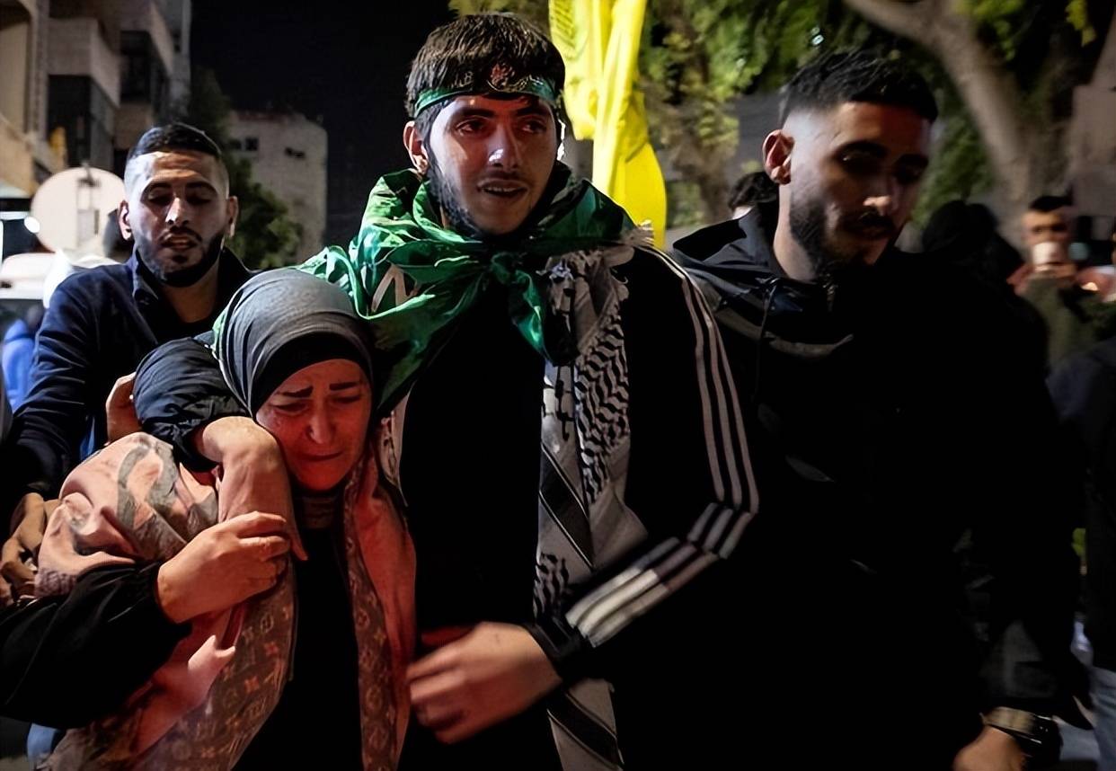 皇冠信用盘登3代理_哈马斯最后一刻签字投降皇冠信用盘登3代理，加沙民众涌上街头庆祝，以色列真会信守承诺？