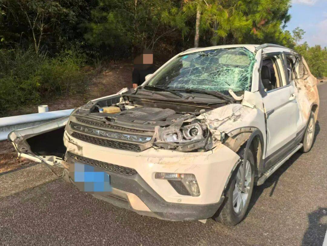 皇冠信用网在线注册_“我撒谎天打雷劈!”男子高速突然强行变道致翻车皇冠信用网在线注册,反诬赖对方