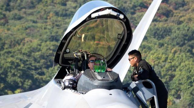 信用網怎么开户_歼16单枪匹马信用網怎么开户,击退两架F22?美媒承认:这2点比不过中国