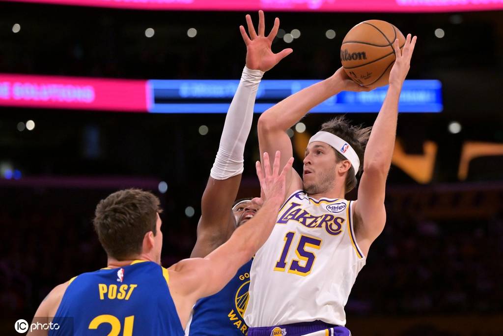 皇冠信用网账号_季前赛-詹姆斯库里休战里夫斯21分 湖人胜勇士