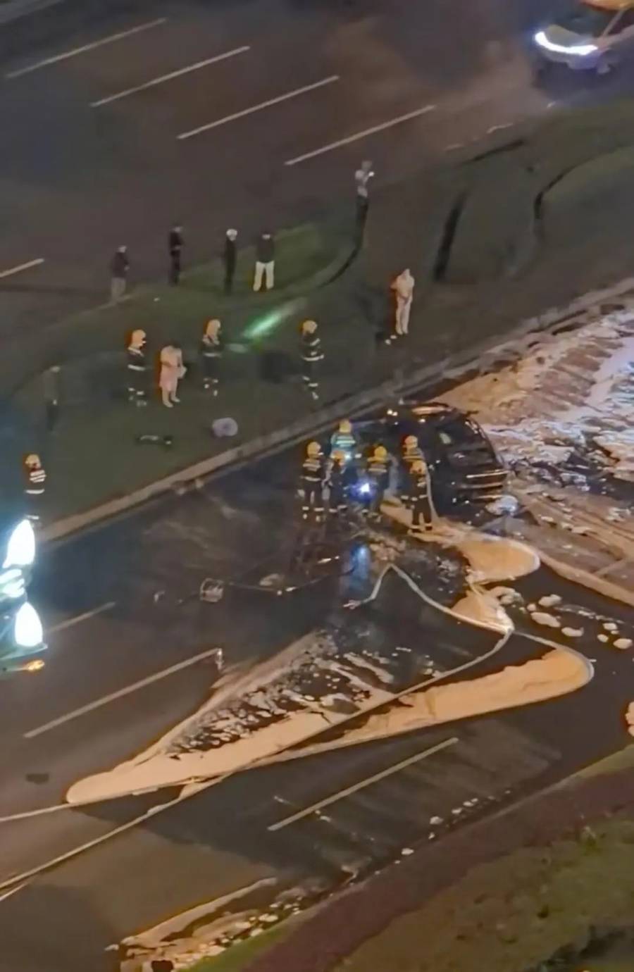 皇冠信用网代理注册_最新！成都SU7碰撞后燃烧司机死亡皇冠信用网代理注册，小米股价暴跌超8%！客服最新回应