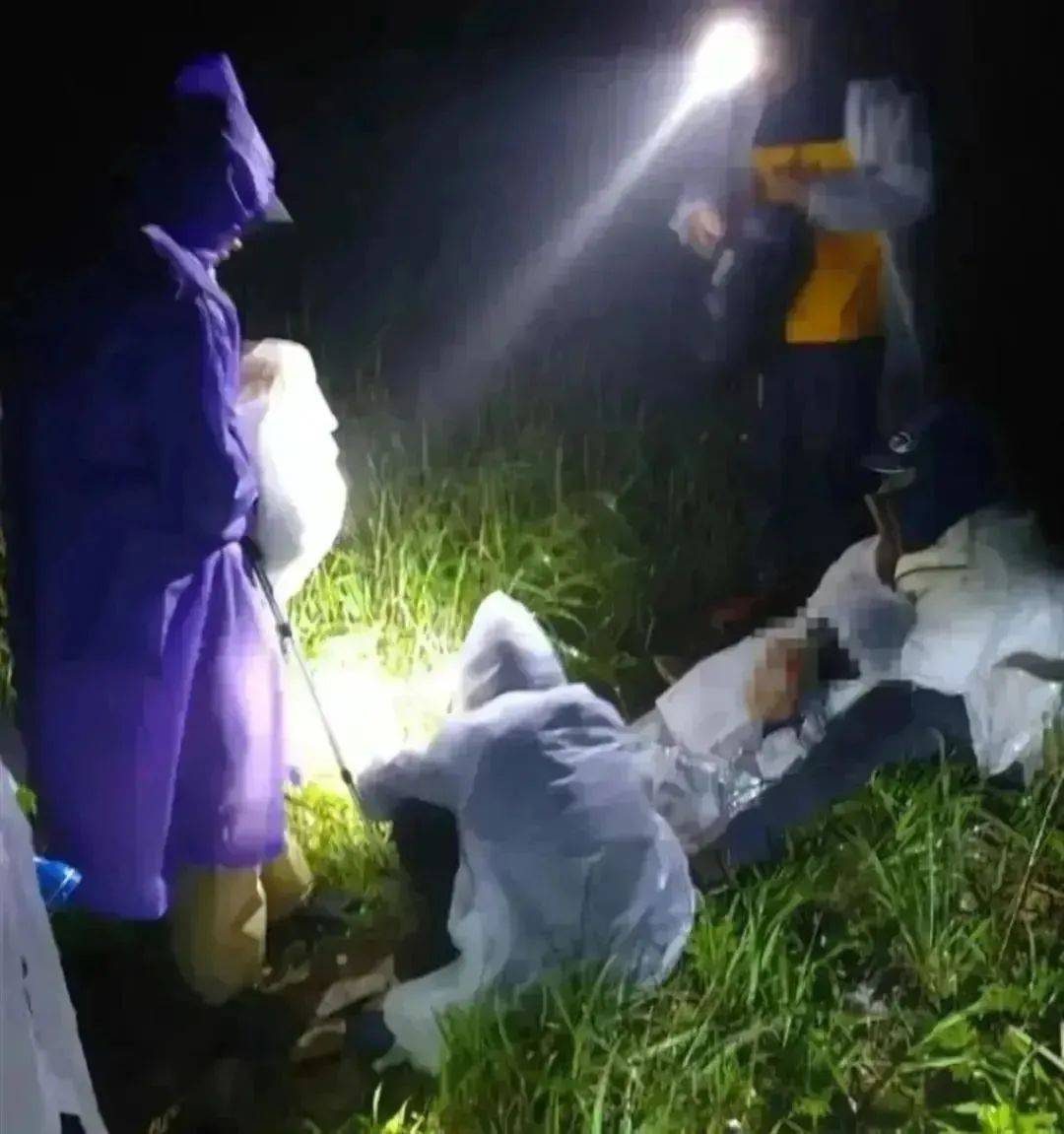 皇冠登3新2管理_93岁老人进山失联皇冠登3新2管理，两天后发现他倒挂在树杈上苦撑……