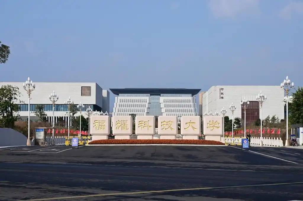 皇冠信用網在线开户_福耀玻璃：曹德旺辞去董事长职务皇冠信用網在线开户，选举曹晖为新董事长