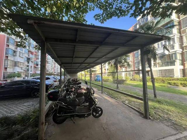 皇冠信用盘哪里申请_上海居民投诉后傻眼：只拆了一半！小区绿化被大量铁皮房霸占皇冠信用盘哪里申请，还有人住？居民直指小区公共收益疑云