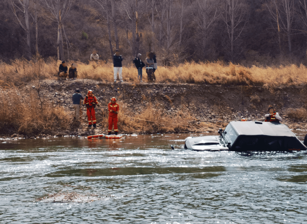 怎么开皇冠信用網_女儿被困坠河车内怎么开皇冠信用網，父亲借渔网撬门救女，关键时刻......