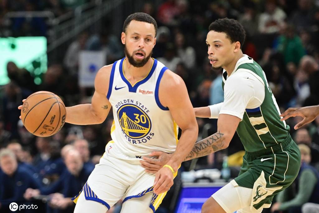 世界杯手机版足球网址_库里空砍27分字母伤停 罗林斯32+8勇士爆冷负雄鹿