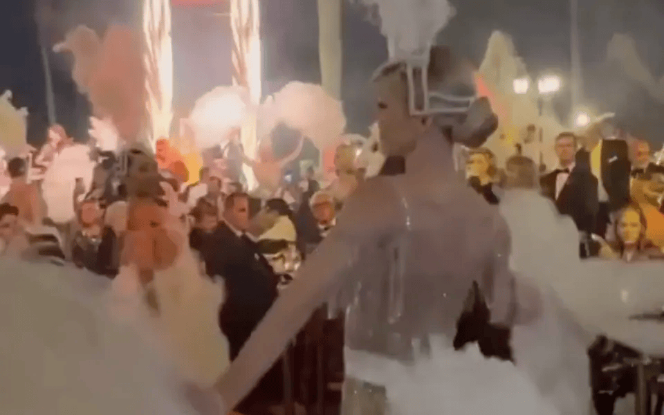 哪个网站可以买篮球_“了不起的特朗普”花天酒地哪个网站可以买篮球，4200万美国人却正挨饿