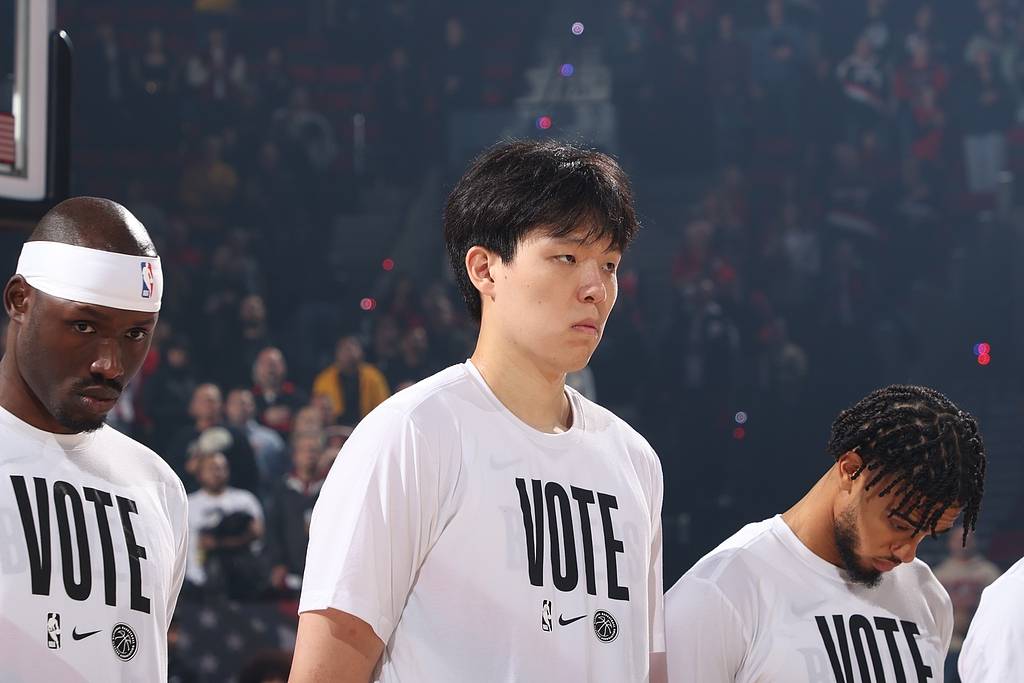 足球信用盘合作_杨瀚森未登场艾顿29+10 湖人BIG3全歇击败开拓者