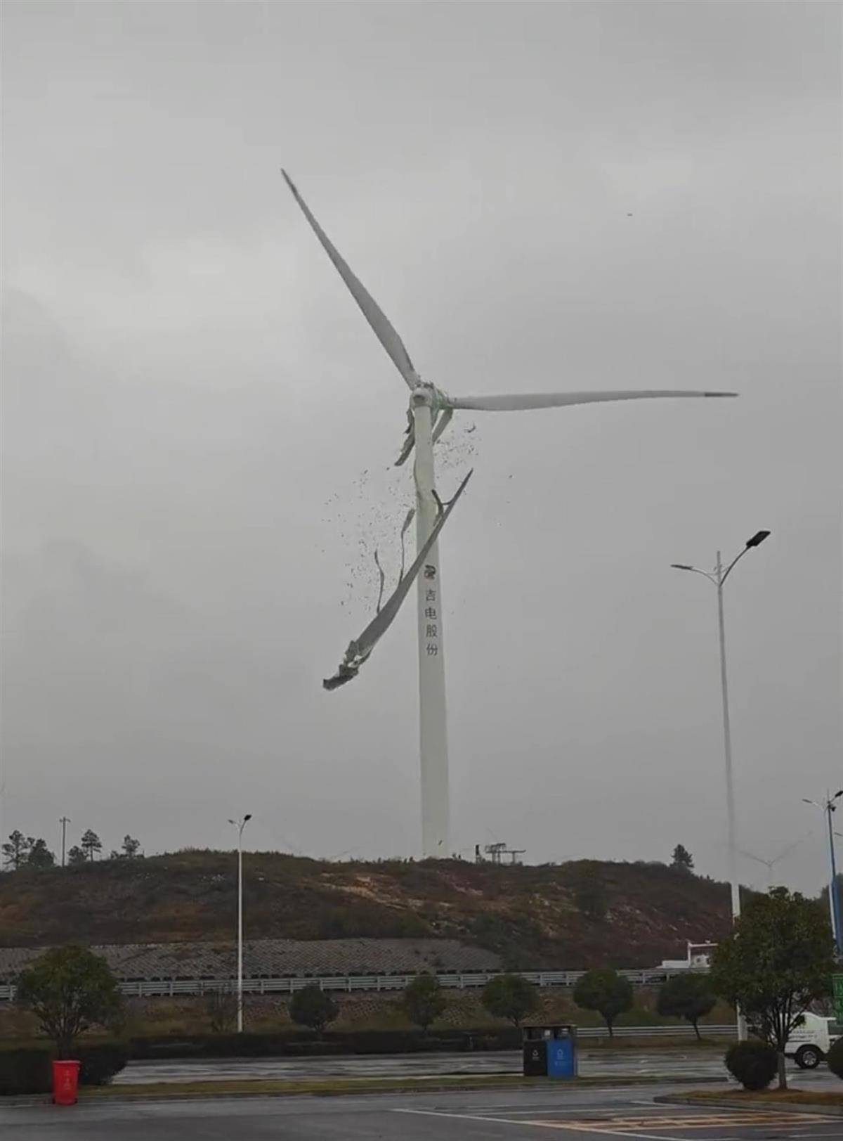 皇冠信用平台出租出售_九江一架风力发电机叶片空中断裂皇冠信用平台出租出售，目击者称“玻璃纤维满天飞”，当地：正在处理