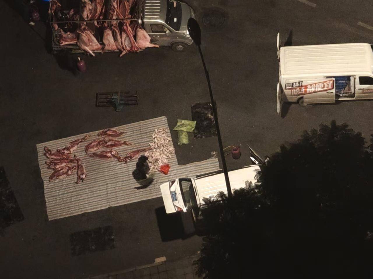 皇冠信用网登2代理_成都街头凌晨惊现“流动猪肉摊”皇冠信用网登2代理，一群人在路边地上剁猪肉为摊贩供货，当地回应
